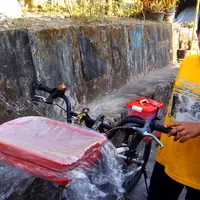 Penjaja kue berikut ini bikin kamu jadi lebih semangat jalani hidup sebagai pemuda Indonesia.