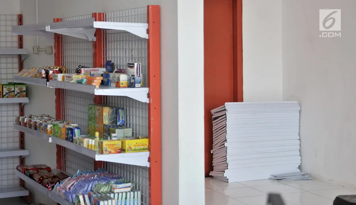 Kondisi rak kosong di OK OCE Mart Kalibata, Jakarta, Senin (3/9). OK OCE Mart Kalibata yang terletak di Jalan Warung Jati Barat tersebut dikabarkan tutup mulai hari ini, Senin (3/9). (Merdeka.com/Iqbal S. Nugroho)