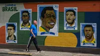 Foto-foto para legenda mereka seperti Pele, Ronaldo, hingga Romario juga terpajang di kota-kota besar seperti di Rio de Janeiro dan Novo Hamburgo. (AFP/Nelson Almeida)