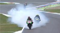 Valentino Rossi (46) tidak bisa melihat ketika mesin pembalap Aprilia, Sam Lowes, meledak pada kualifikasi MotoGP Belanda 2017. (Twitter)