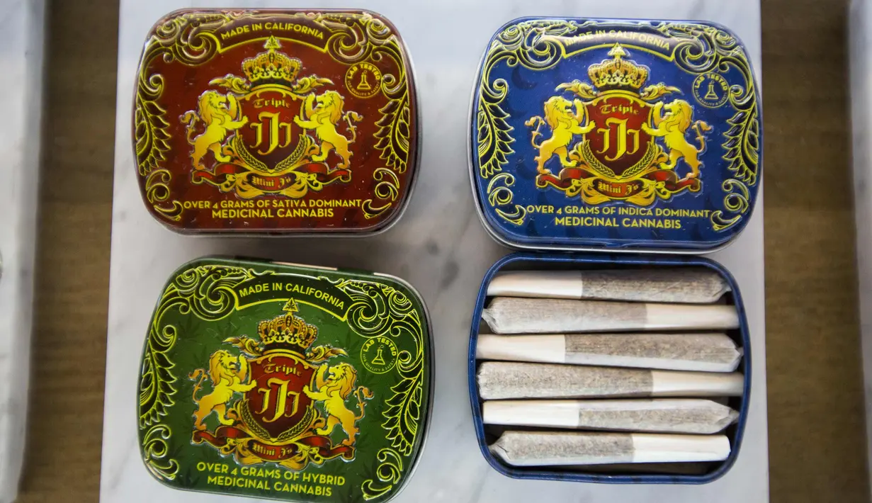 Produk ganja dipajang di MedMen di West Hollywood, California (2/1). Los Angeles dan kota-kota terdekat lainnya di luar Hollywood Barat belum menyelesaikan perizinan lokal sehingga lisensi penjualan ganja belum diberikan. (David McNew/AFP)