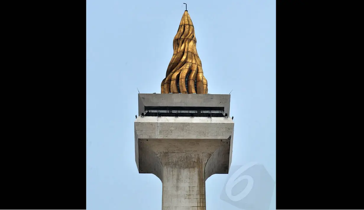 Patung lidah api di puncak monas terlihat kotor karena tak pernah dibersihkan, Jakarta, Sabtu (25/10/14). (Liputan6.com/Miftahul Hayat)