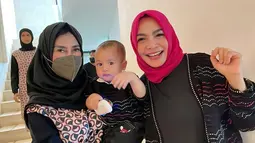 Kebersamaan keduanya ini pun langsung mencuri perhatian banyak netizen. Terlebih, keduanya merupakan ibunda dari Raffi Ahmad dan Nagita Slavina. (Liputan6.com/IG/@rieta_amilia)