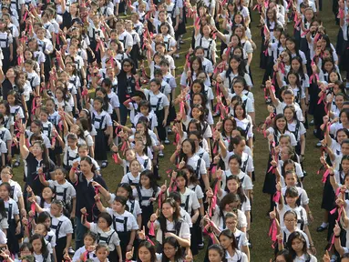 Siswa dari St. Scholastica's College mengambil bagian dalam gerakan One Billion Rising di Manila, Filipina, Kamis (14/2). Lebih dari 3.000 siswa berpartisipasi dalam acara yang digelar yang bertepatan dengan Hari Valentine tersebut. (TED ALJIBE/AFP)