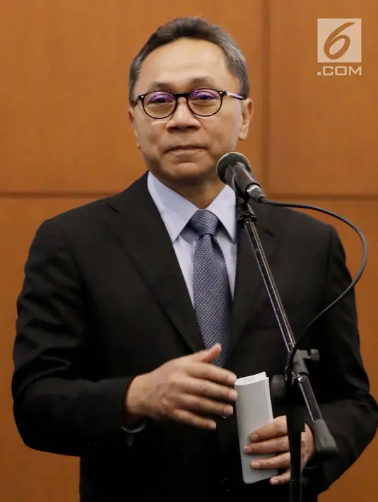 Ketua MPR Zulkifli Hasan memimpin pengucapan sumpah jabatan anggota MPR Pengganti Antar Waktu (PAW), Jakarta, Kamis (18/10). MPR melantik sembilan anggota dewan dalam PAW yang berasal dari Fraksi PAN, Demokrat, PPP dan Gerindra. (Liputan6.com/Johan Tallo)