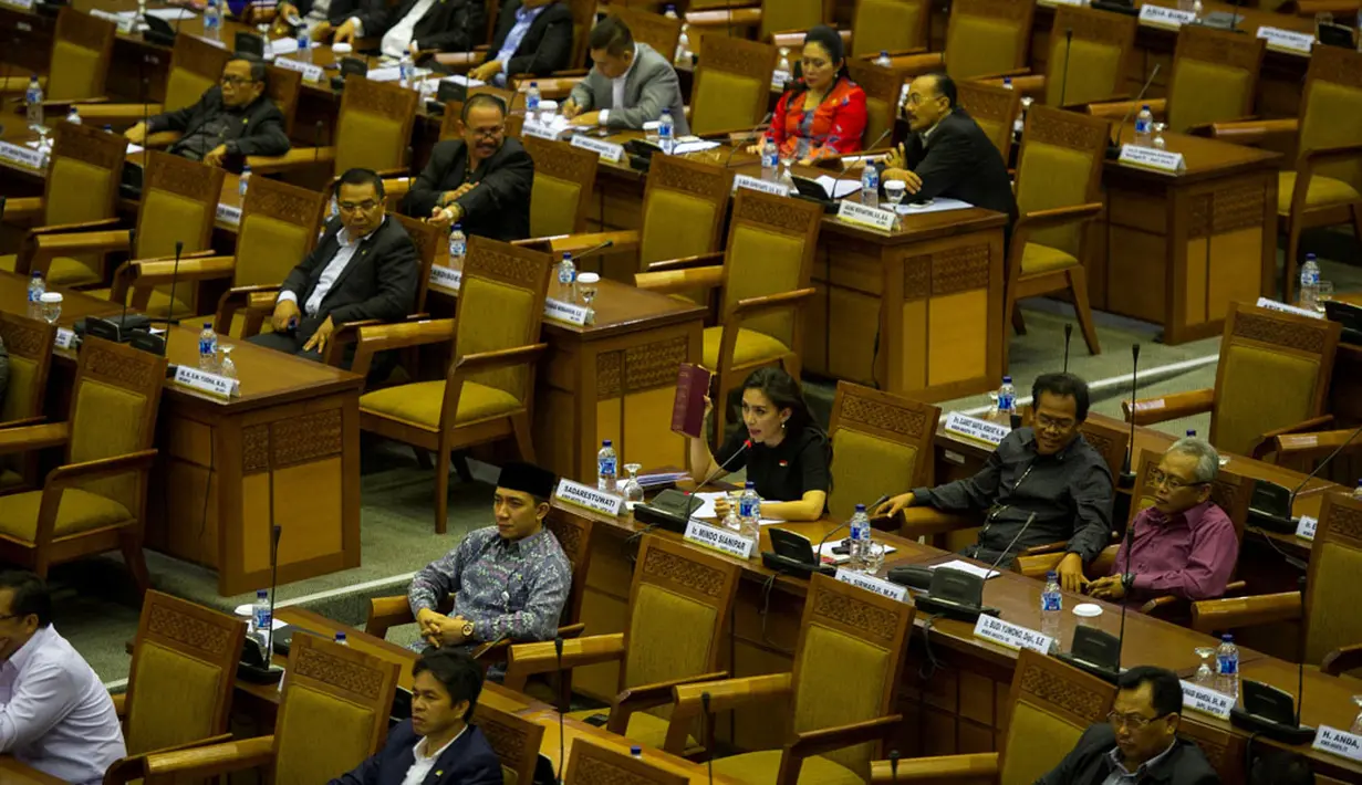 Sidang paripurna DPR penetapan revisi UU MD3 masuk ke dalam Program Legislasi Nasional (Prolegnas) 2014, memutuskan untuk mengembalikan revisi UU MD3 ke Badan Legislasi, Jakarta, (26/11). (ANTARA FOTO/Ismar Patrizki)