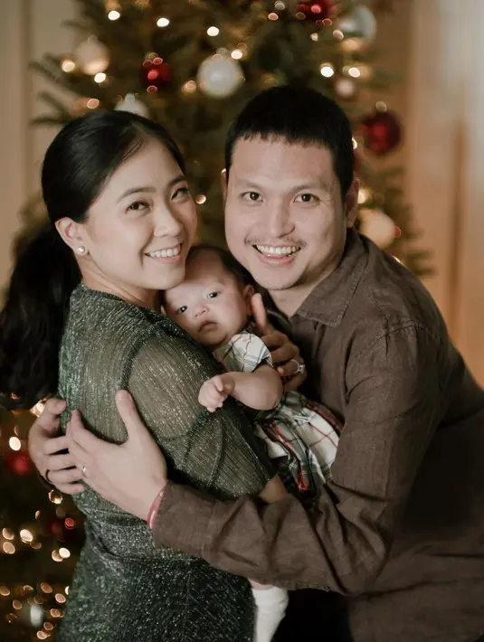 Dalam sebuah foto bersama, keluarga kecil Jessica Tanoe pilih outfit bernuansa earth tone [@jessicatanoe]