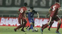 Pemain Thailand, Ekanit Panya, berusaha melewati pemain Indonesia pada laga persahabatan di Stadion Pakansari, Bogor, (03/6/2018). Indonesia bermain imbang 0-0 dengan Thailand. (Bola.com/M Iqbal Ichsan)
