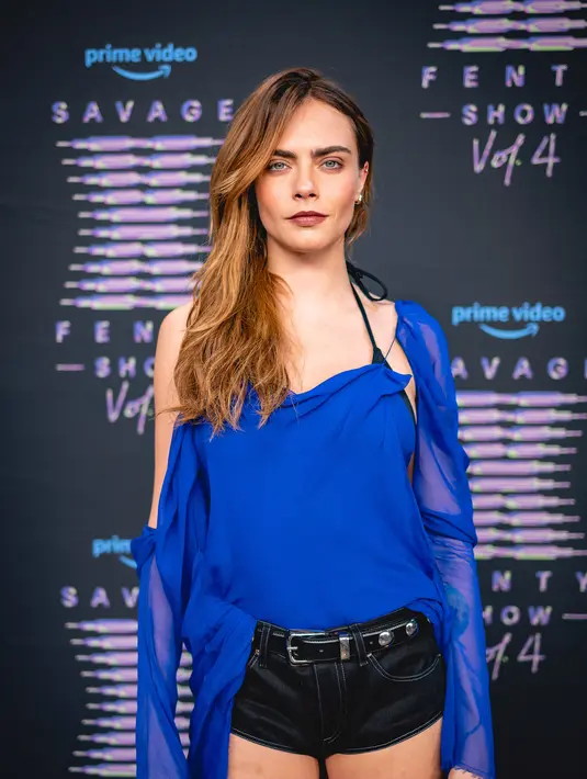Cara Delevingne berpose saat menghadiri Rihanna "Savage X Fenty Show Vol. 4” perdana di Simi Valley, California pada 9 November 2022. Gaun tipis itu berlapis di atas bra gaya halter hitam dan pakaian dalam hitam yang serasi. (Matt Winkelmeyer/Getty Images/AFP)