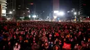 Ratusan ribu pengunjuk rasa duduk berkumpul memadati jalan-jalan utama di pusat Kota Seoul, Korea Selatan, Sabtu (3/12). Namun permohonan itu ditolak oleh oposisi dalam parlemen. (Reuters/Kim Hong-Ji)