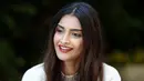 Artis asal India, Sonam Kapoor saat melakukan wawancara di Yerusalem 29 Mei 2016. Sonam Kapoor adalah seorang artis India yang tampil dalam film-film Bollywood dengan bayaran tertinggi. (REUTERS / Baz Ratner)