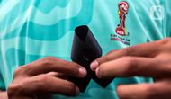 Warga mengenakan pita hitam pada bajunya saat aksi simpatik di trotoar FX Sudirman, Jakarta, Jumat (31/3/2023). Aksi tersebut untuk mendukung para pemain Timnas Indonesia U-20 yang batal tampil di Piala Dunia U-20 2023. (Liputan6.com/Johan Tallo)