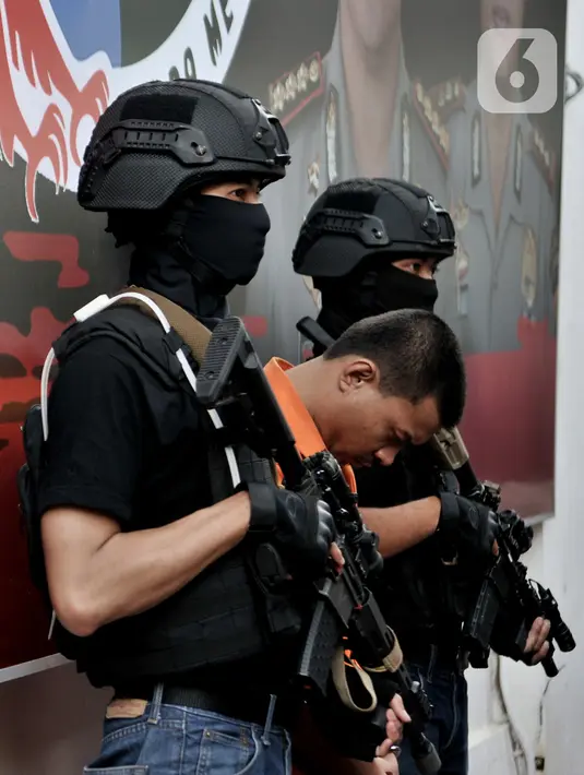 Tersangka saat dihadirkan dalam rilis kasus narkoba di Gedung Ditresnarkoba, Polda Metro Jaya, Jakarta, Senin (20/1/2020). Dalam kasus ini polisi mengamankan barang bukti sabu seberat 2 kilogram dan menangkap dua pelaku, satu di antaranya tewas akibat melawan saat diringkus. (merdeka.com/Iqbal S. Nu