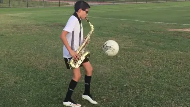 Bocah berusia 11 tahun ini mengolah bola dengan cara juggling sembari meniup saksofon seperti diunduh dari akun Youtube Football Jugglerz.