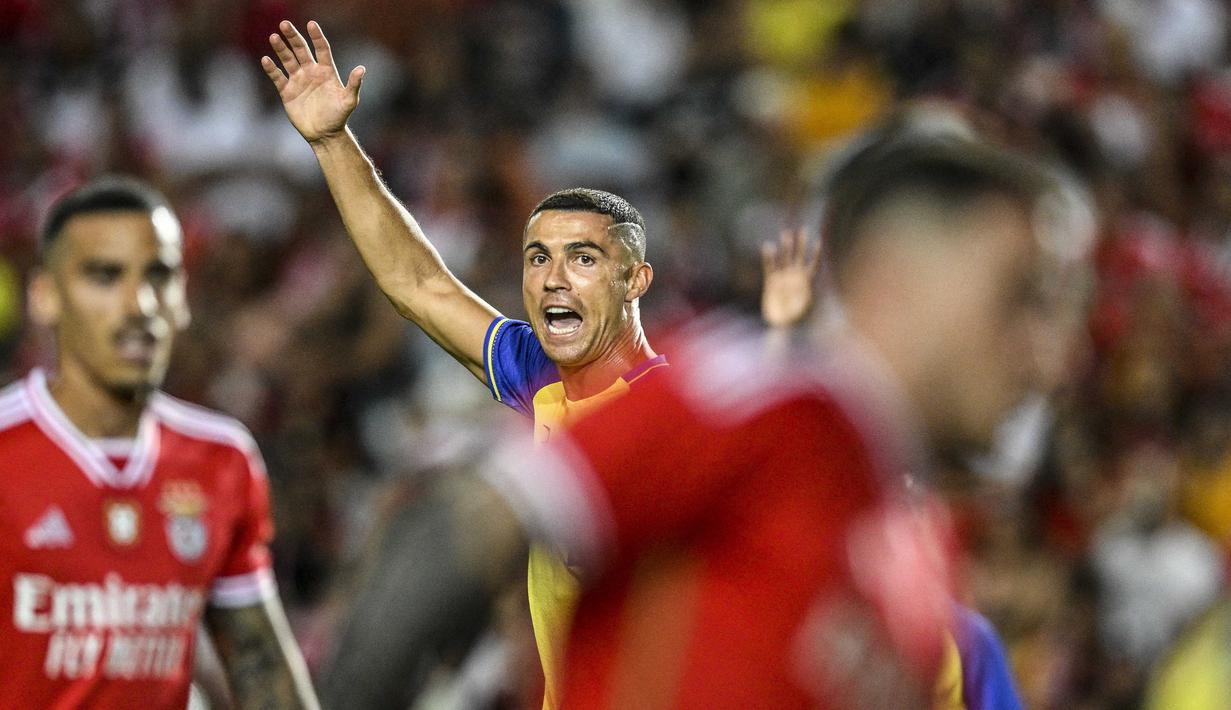 Ekspresi pemain Al Nassr, Cristiano Ronaldo, setelah gawang klubnya kebobolan oleh Benfica dalam pertandingan pramusim yang berlangsung di Estadio Algarve, Portugal, Jumat (21/7/2023) WIB.  (AFP/Patricia De Melo Moreira)