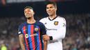 Ekspresi pemain Barcelona, Raphinho (kiri) dan pemain MU, Casemiro dalam pertandingan leg pertama play-off babak gugur Liga Europa 2022/2023 yang berlangsung di Camp Nou, Jumat (17/2/2023). (AFP/Josep Lago)