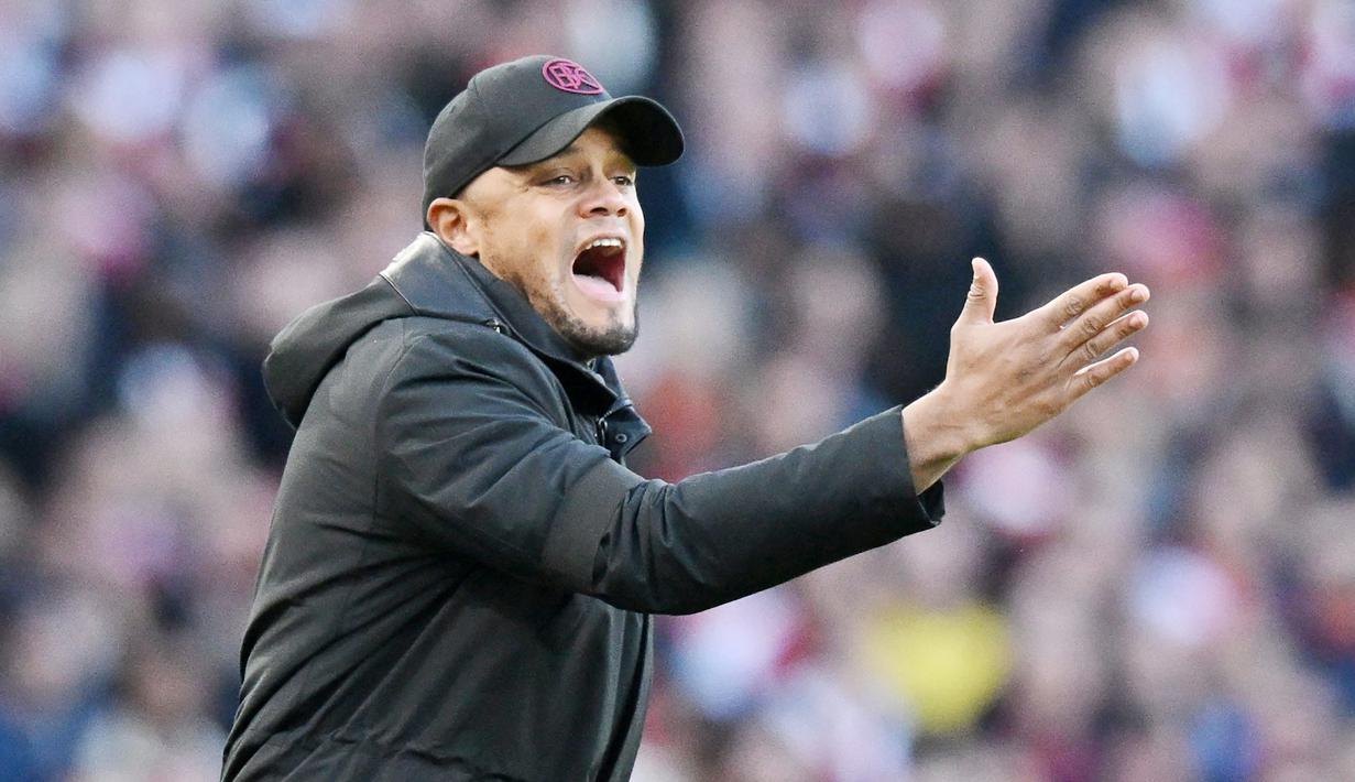 Vincent Kompany sukses membawa Burnley promosi dengan permainan yang indah. Namun sayang, nampaknya Premier League masih cukup berat untuk mantan bek City ini. Burnley saat ini masih ada di posisi ke-19 klasemen sementara dengan hanya delapan poin dari 16 pertandingan. (AFP/Glyn Kirk)