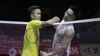 Tunggal putra Indonesia, Anthony Sinisuka Ginting, bersalaman dengan wakil Jepang, Kento Momota, pada Indonesia Open di Istora Senayan, Kamis, (5/7/2018). Anthony Ginting takluk 14-21, 15-21. (Bola.com/M Iqbal Ichsan)
