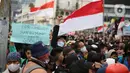 Pengunjuk rasa berkumpul saat berdemonstrasi menolak UU Cipta Kerja di kawasan Harmoni, Jakarta, Kamis (8/10/2020). UU Cipta Kerja yang disahkan beberapa waktu lalu memicu demonstasi sejumlah kalangan. (Liputan6.com/Faizal Fanani)