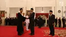 Presiden Joko Widodo bersalaman dengan Sunarto saat pelantikan Wakil Ketua Mahkamah Agung Bidang non Yudisial di Istana Negara, Jakarta (23/5). (Liputan6.com/Angga Yuniar)