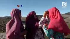Berawal dari ingin memiliki bisnis yang dapat dijalankan sambil mengurus rumah tangga, Wiwied Irfianti merintis “Kaftan Pretty” dengan menjual baju-baju tertutup atau modesty clothing.