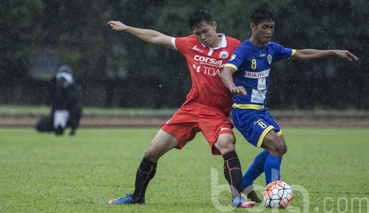 Gelandang Persija Jakarta, Sutanto Tan, menghadang pergerakan pemain Cilegon United. Meski tidak full team, Macan Kemayoran langsung tampil menyerang sejak menit awal namun sayang penyelesaiannya kurang baik. (Bola.com/Vitalis Yogi Trisna)