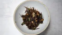 Hidangan kombinasi semut bersayap yang dapat dimakan saat disiapkan di dapur restoran Insects in the Backyard, Bangkok, 15 Agustus 2017. Restoran ini menjadi yang pertama membuka menu hidangan makanan dengan kombinasi serangga. (LILLIAN SUWANRUMPHA/AFP)