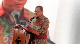 Sekretaris Jenderal Kementerian Hukum dan Hak Asasi Manusia Bambang Rantam Sariwanto memberi sambutan saat menghadiri peryaan paskah di Lapas Kelas 1 Cipinang, Jakarta, Minggu (23/4). (Liputan6.com/Faizal Fanani)