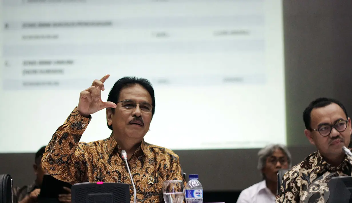 Menko Perekonomian Sofyan Djalil memaparkan penurunan BBM bersubsidi dihadapan wartawan di Gedung Menko Perekonomian, Jakarta, Rabu (31/12/2014). ( Liputan6.com/Faizal Fanani)
