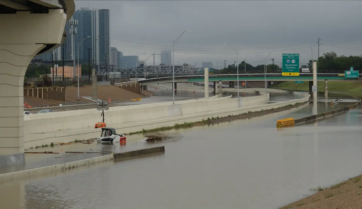 Jalan bebas hambatan ditutup akibat terendam banjir yang disebabkan badai tropis Beta di Houston, Texas, Amerika Serikat (AS), 22 September 2020. Badai tropis Beta yang membawa guyuran hujan ke Texas menyebabkan sejumlah titik di wilayah tersebut tergenang banjir. (Xinhua/Chengyue Lao)
