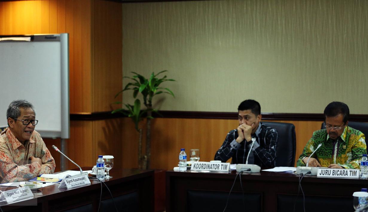 Anggota DPD, Asri Anas (tengah) dan Iqbal Parewangi mendengarkan pendapat Dirut Bulog Djarot Kusumayakti pada rapat dengar pendapat dengan TIM 10 DPD RI terkait kasus Irman Gusman, di Kompleks Parlemen, Jakarta, Selasa (4/10). (Liputan6.com/Johan Tallo)