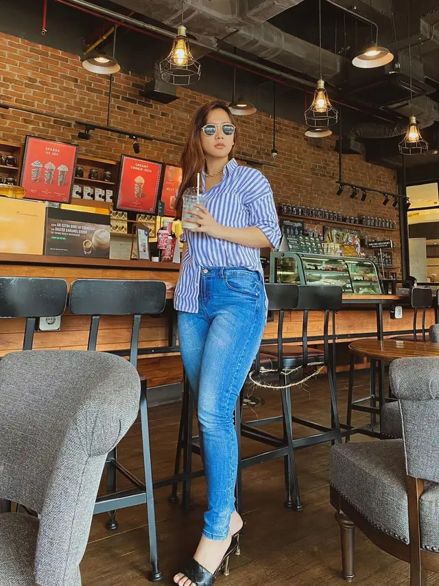 7 Potret Terbaru Yulida Handayani Usai Bercerai dengan Ravi Bhatia, Kembali Jadi Pramugari