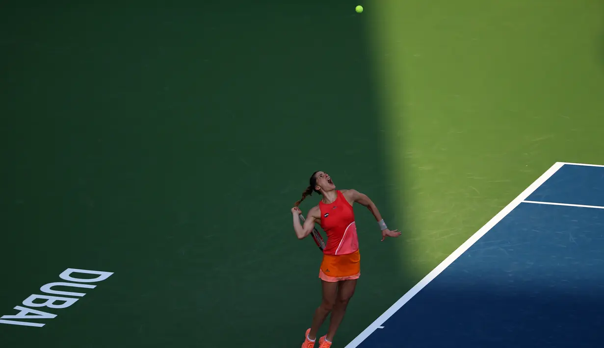 Aksi peteis putri Jerman, Andrea Petkovic, saat melawan petenis Italia, Camila Giorgi, dala turnamen tenis Dubai Duty Free di Dubai, (15/2/2016). (AFP/Marwann Naamani)
