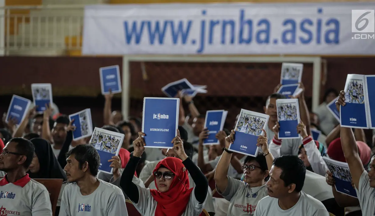 Guru olahraga se-Jakarta mengikuti pelatihan basket di GOR Ciracas, Jakarta Timur, Rabu (24/1). Pelatihan itu diharapkan menjadi bekal bagi guru olahraga di Jakarta untuk membuat peserta didik semangat berolahraga. (Liputan6.com/Faizal Fanani)
