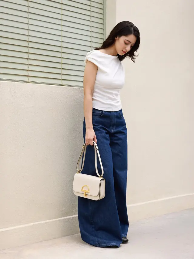 6 Outfit Ameera Khan dengan Padu Padan Jeans, Inspirasi Gaya Effortless Chic