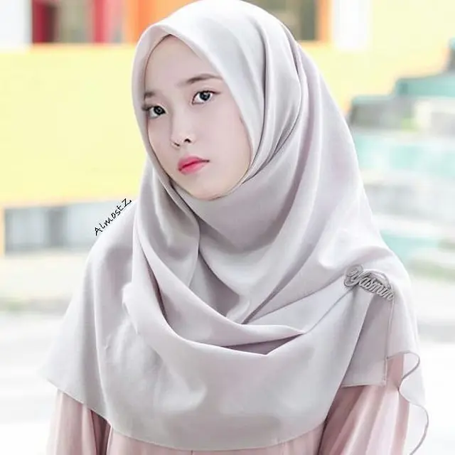 6 Editan Foto IU Pakai Hijab, Netizen: Cocok Dikenalin ke Ortu