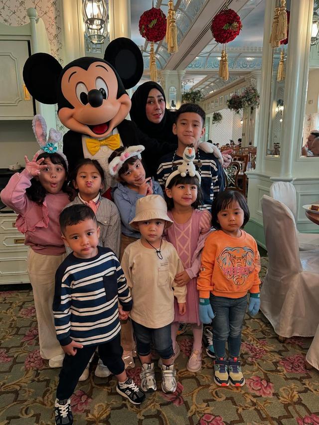 Potret gemas Rafathar, Rayyanza dan Lily kenakan baju kembar (credit: instagram/raffinagita1717)