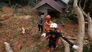 Gambar selebaran yang diambil pada 8 Maret 2023 dan dirilis pada 9 Maret 2023 oleh Badan Penanggulangan Bencana Indonesia ini menunjukkan tim SAR terlihat di lokasi tanah longsor di desa Pangkalan, Natuna, Kepulauan Riau (Kepri). Sementara sebanyak 33 orang dinyatakan hilang terrimbun longsoran. (HO / INDONESIA DISASTER MITIGATION AG / AFP)