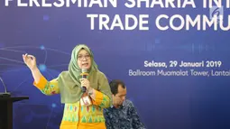Product and Transaction Banking Group Head Bank Syariah Mandiri, Cera Wirasturi saat memberikan paparan pada SITC di Jakarta, Selasa (29/1). Melalui SITC para bankir dari perbankan syariah dapat bersinergi dan berdiskusi. (Liputan6.com/Fery Pradolo)