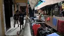 Anak-anak bermain di salah satu blok lama Rusunawa Penjaringan, Jakarta, Selasa (25/6/2019). Sekitar 600 KK yang tinggal di 10 blok lama rusun tersebut direlokasi paling lambat 7 Juli mendatang guna memperlancar proses renovasi. (merdeka.com/Iqbal S. Nugroho)