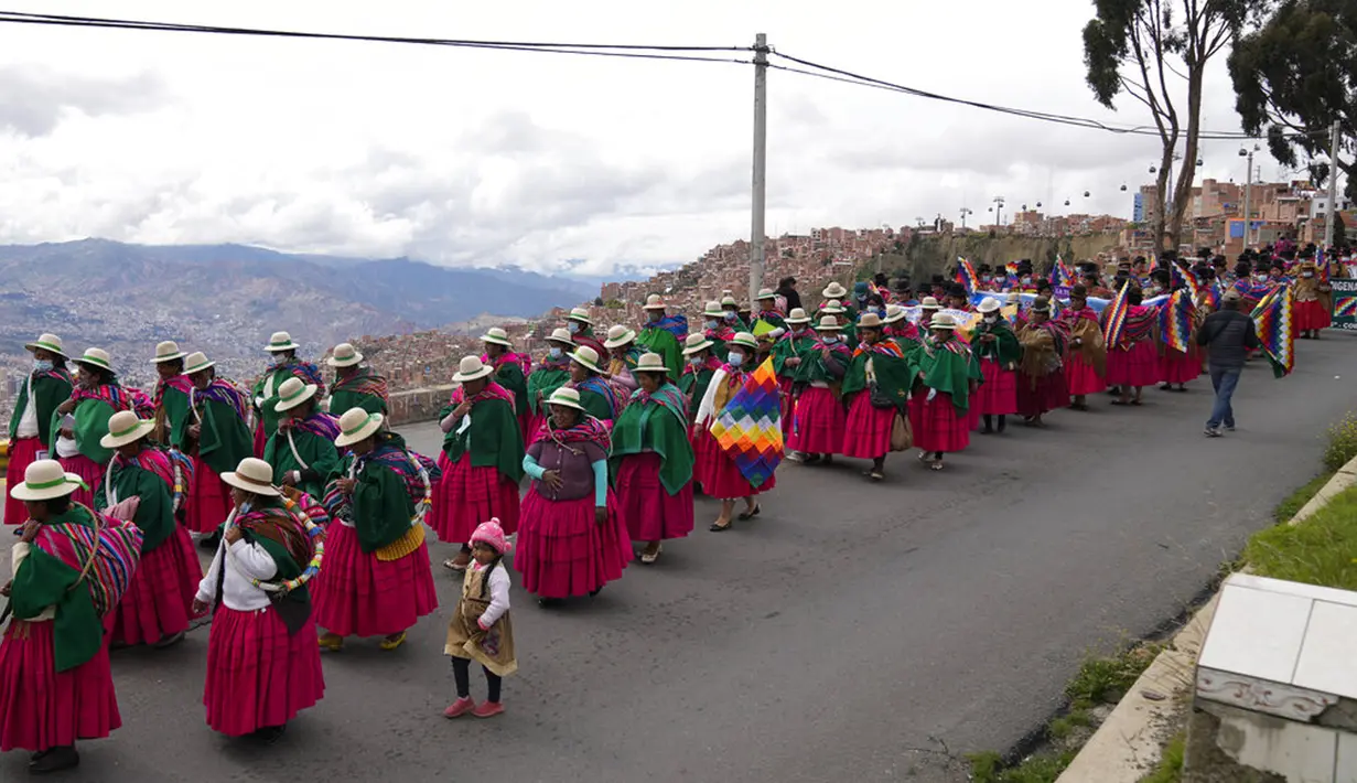Perempuan Aymara berbaris saat demonstrasi menentang kekerasan berbasis gender dalam memperingati Hari Perempuan Internasional di La Paz, Bolivia, 8 Maret 2022. (AP Photo/Juan Karita)