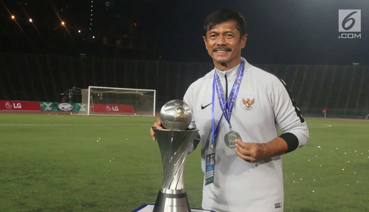 Pelatih Timnas Indonesia, Indra Sjafri merayakan gelar juara Piala AFF U-22 2019 setelah mengalahkan Thailand pada laga final di Stadion National Olympic, Phnom Penh, Selasa (26/2). Indonesia menang 2-1 atas Thailand. (Bola.com/Zulfirdaus Harahap)