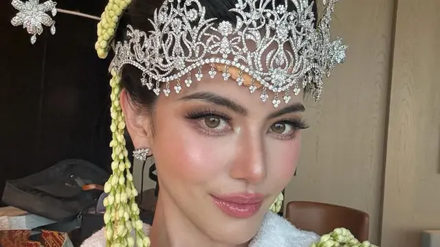 Davika Hoorne memakai siger sunda