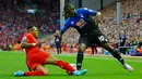 Bek Liverpool Nathaniel Clyne berebut bola dengan Gelandang Bournemouth Max Gradel di Anfield stadium, Liverpool, Inggris, Senin (17/8/2015). Gol Benteke jadi satu – satunya gol bagi kemenangan Liverpool. (Reuters/Darren Staples)