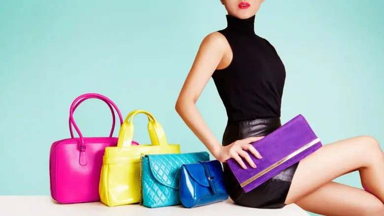 Sederet barang ini adalah sarang kuman. Nomor 4 itu yang sering banget dibawa-bawa cewek! (Sumber Foto: Shutterstock/The List)