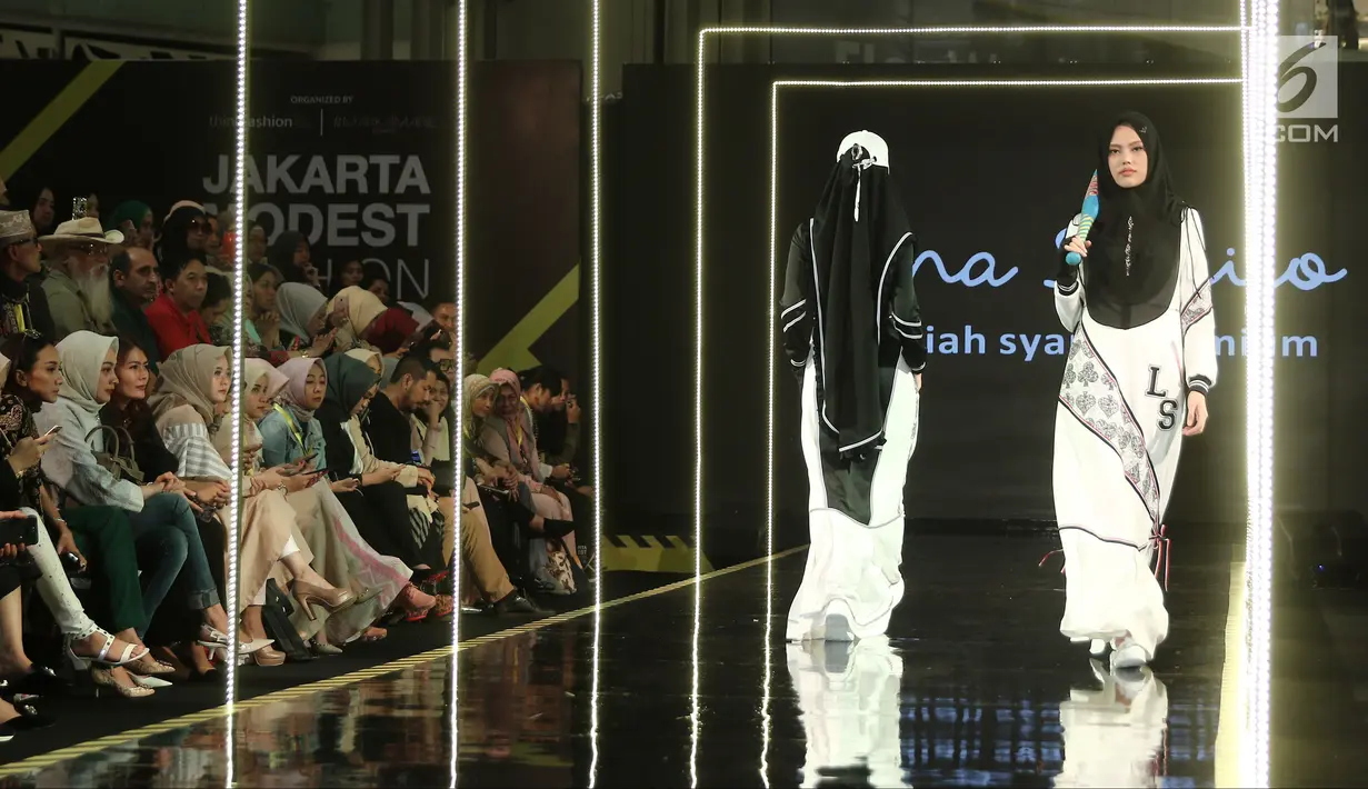 Model membawakan busana rancangan Lina Sukijo saat Jakarta Modest Fashion Week di Gandaria City, Jakarta, Minggu (29/7). (Liputan6.com/Herman Zakharia)