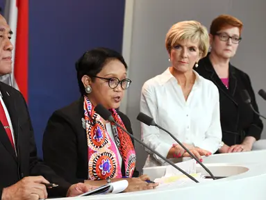 Menhan RI Ryamizard Ryacudu (kiri) dan Menlu Retno Marsudi (kedua kiri) memberi keterangan usai pertemuan dengan Menlu Australia Julie Bishop serta Menhan Australia Marise Payne di Sydney (16/3). (AFP Photo/Pool/William West)