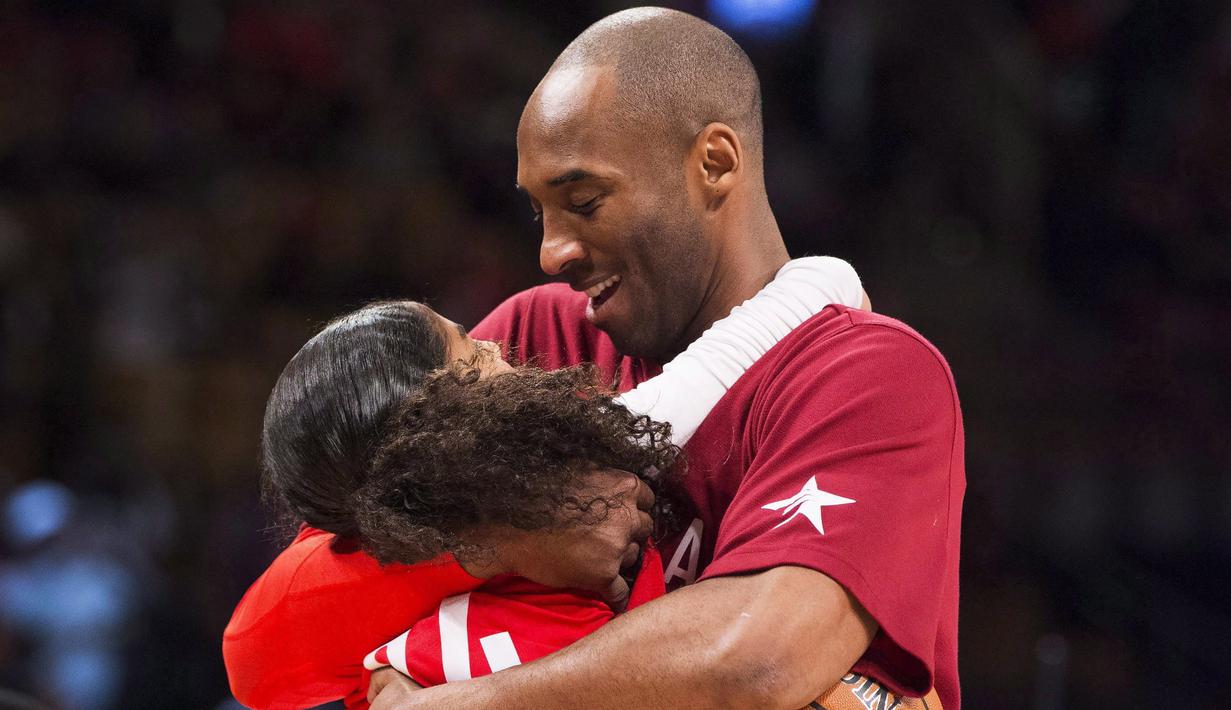 Pebasket LA Lakers, Kobe Bryant, memeluk putrinya Gianna sebelum laga NBA All Stars di Toronto, Kamis (14/2/2016). (AP/Mark Blinch)