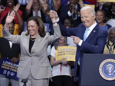 Presiden AS Joe Biden menunjuk ke arah Wakil Presiden dan calon presiden dari Partai Demokrat Kamala Harris di ruang pertemuan setelah mereka berbicara di Prince George's Community College di Largo, Maryland, Kamis (15/8/2024). (AP Photo/Stephanie Scarbrough)