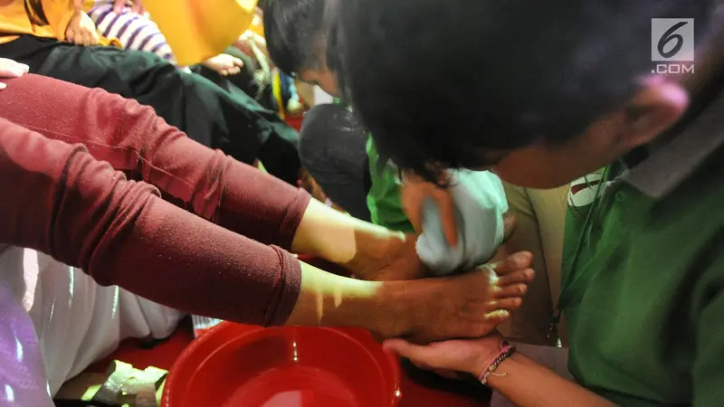 Momen Haru Saat Ritual Cuci Kaki Ibu di LPKA Tangerang